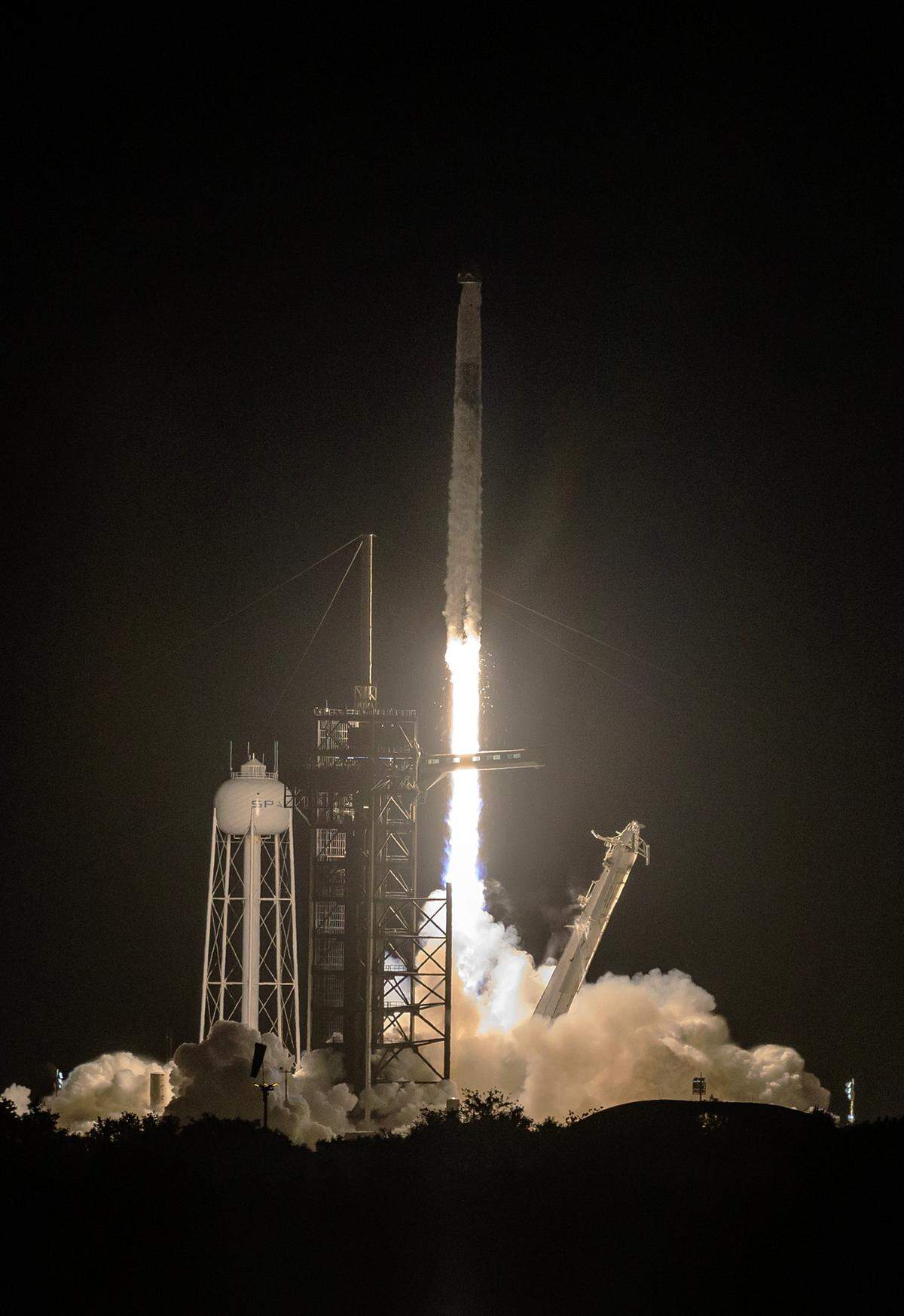 Axiom Space y la Misión Axiom 4 de SpaceX, a bordo de una nueva nave espacial SpaceX Dragon propulsada por un cohete Falcon 9, despegaron del Complejo de Lanzamiento 39A del Centro Espacial Kennedy, en Florida, este 25 de junio de 2025. Axiom 4 lanzó su cuarta misión privada con astronautas a la Estación Espacial Internacional (EEI). Según la NASA, Peggy Whitson, exastronauta de la NASA y directora de vuelos espaciales tripulados en Axiom Space, comandará la misión comercial, mientras que el astronauta Shubhanshu Shukla, de la Organización de Investigación Espacial de la India (ISRO), será el piloto.