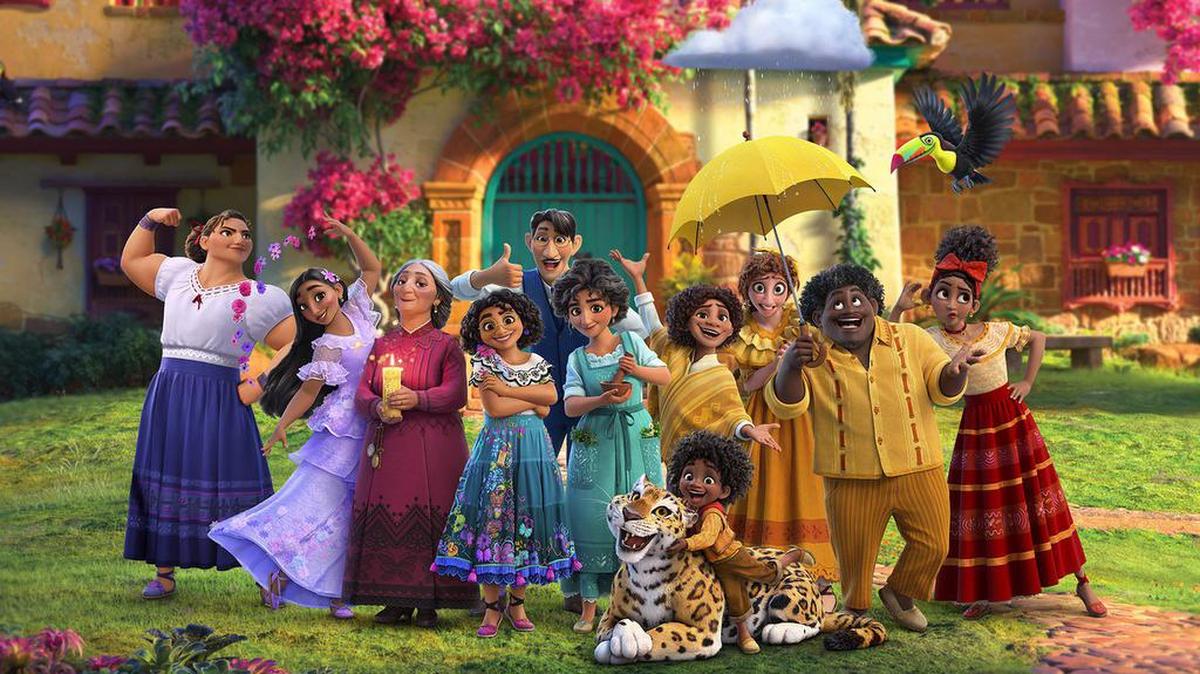 “Encanto” presenta a la familia Madrigal, a quienes se les han otorgado obsequios extraordinarios, excepto una, nuestra heroína, Mirabel (Stefanie Beatriz), que aún no ha descubierto su propia magia personal. (Disney / TNS)