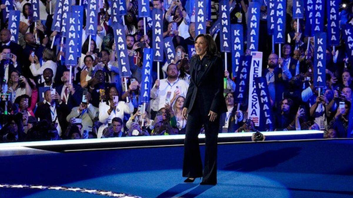 La vicepresidenta de Estados Unidos, Kamala Harris, saluda tras aceptar la nominación presidencial del Partido Demócrata, el 22 de agosto de 2024, en Chicago. Sondeos recientes han dado esperanza a los demócratas de que pueden competir en Florida, un estado que se ha inclinado hacia los republicanos en las últimas dos elecciones.