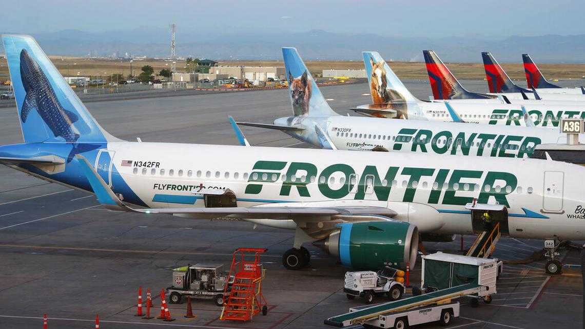 Aviones de Frontier Airlines airliners en el Aeropuerto Internacional de Denver el 7 de julio 2022. La aerolínea lanzó una iniciativa para verano.