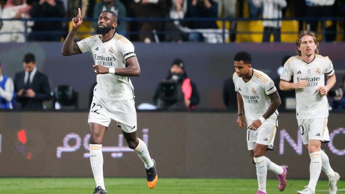 El jugador del Real Madrid Antonio Ruediger (izq.) celebra tras anotar un gol en el triunfo en la prórroga de su equipo 5-3 ante el Atlético, en el partido de semifinal de la Supercopa de España., celebrado el 10 de enero de 2024 en Riad, Arabia Saudí. 