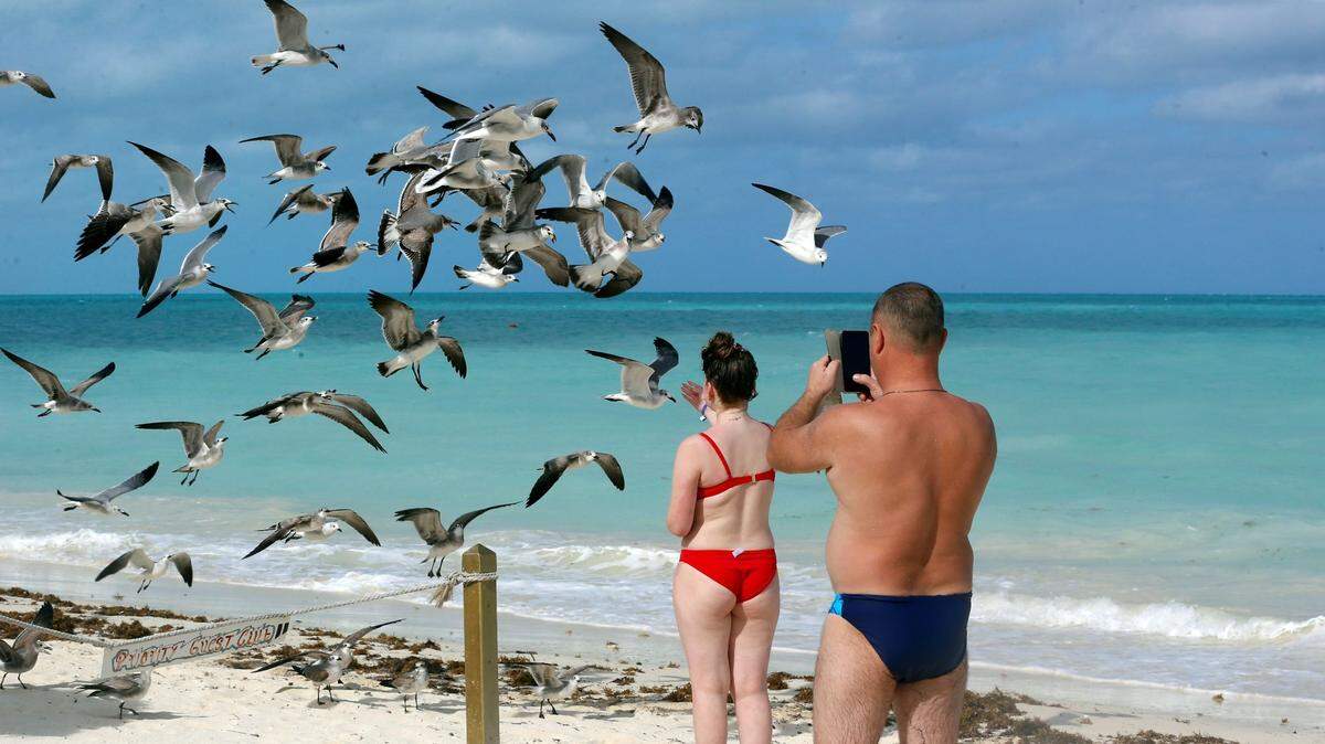 Foto de archivo. Dos turistas disfrutan de la playa en Cayo Coco, Cuba, el 2 de diciembre de 2020.