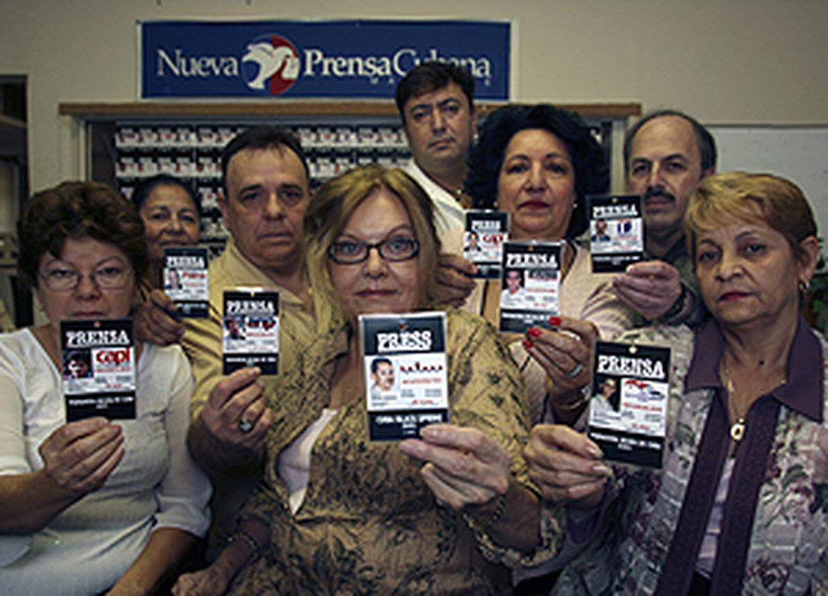 La periodista Nancy Pérez-Crespo junto a familiares de presos políticos cubanos.