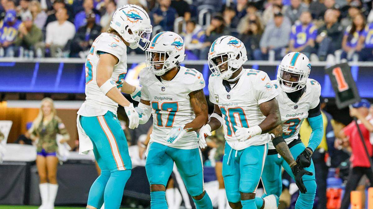 El wide receiver de los Dolphins de Miami Tyreek Hill (10) celebra su touchdown con los jugadores de su equipo River Cracraft (izq.), Jaylen Waddle (17) y Odell Beckham Jr. (3) en el partido contra los Rams, efectuado el 11 de noviembre de 2024 en el SoFi Stadium en Inglewood, California.