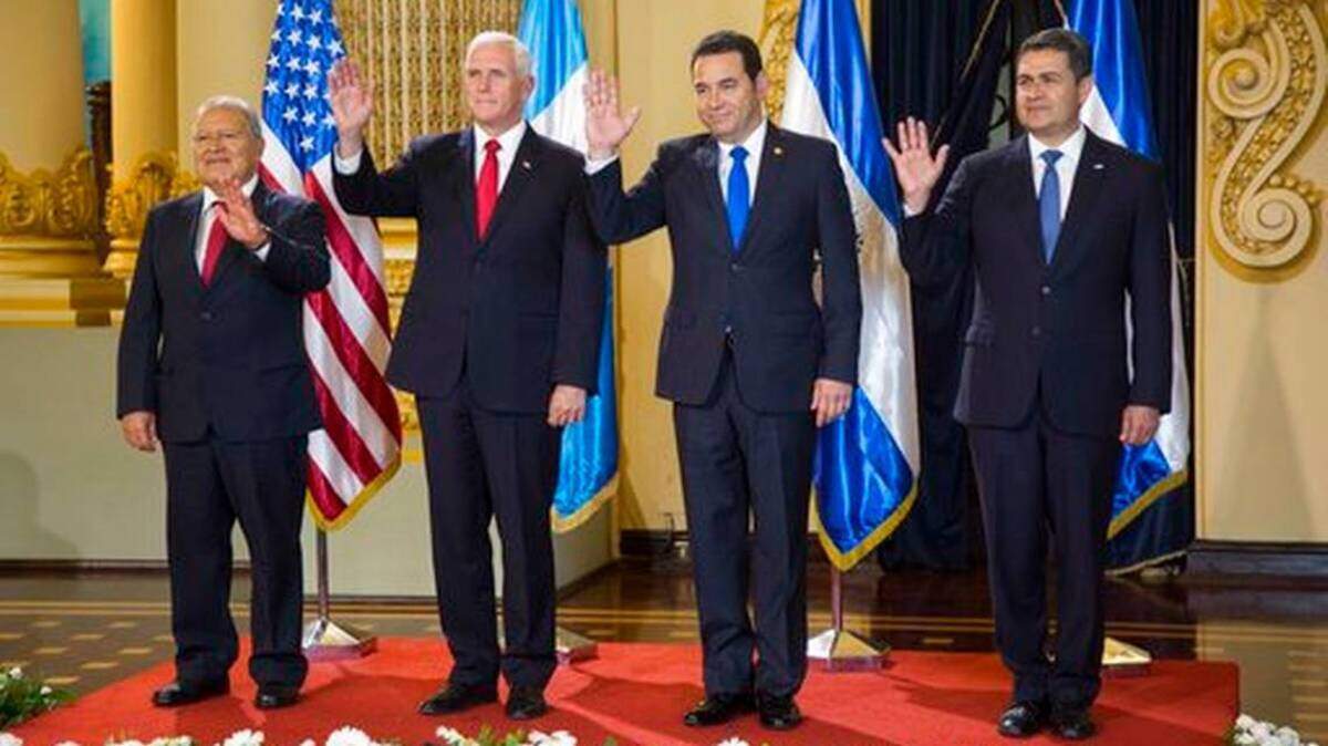 El presidente de El Salvador, Salvador Sánchez, el vicepresidente de los EEUU, Mike Pence, el presidente de Guatemala, Jimmy Morales y el presidente de Honduras, Juan Orlando Hernández, saludan a la prensa antes de su reunión sobre asuntos de inmigración en el Palacio Nacional de Guatemala. Ciudad, jueves 28 de junio de 2018.