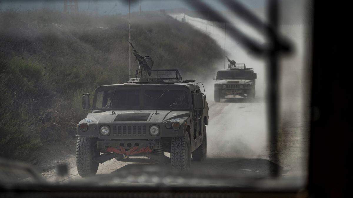 Vehículos de las Fuerzas de Defensa Israelíes patrullan el pueblo de Naqoura, en el sur del Líbano, el domingo 13 de octubre de 2024.