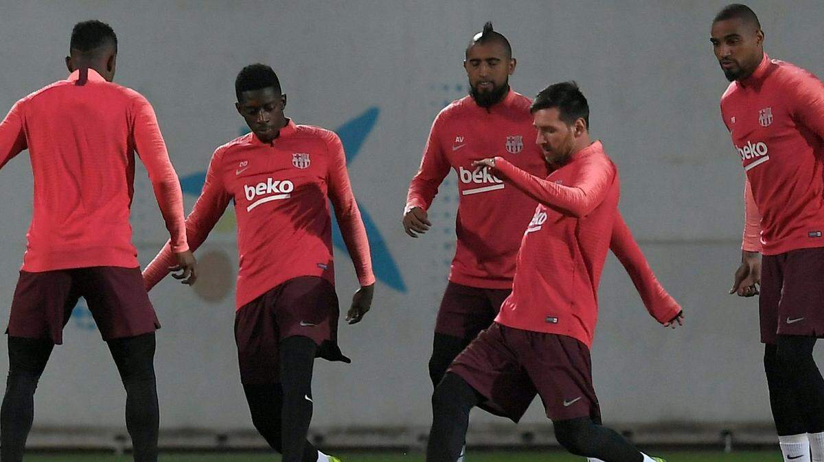 Ousmane Dembélé y Lionel Messi (ambos en el centro) durante un entrenamiento con Barcelona el 12 de marzo de 2019, previo al partido ante el Lyon en la Liga de Campeones.