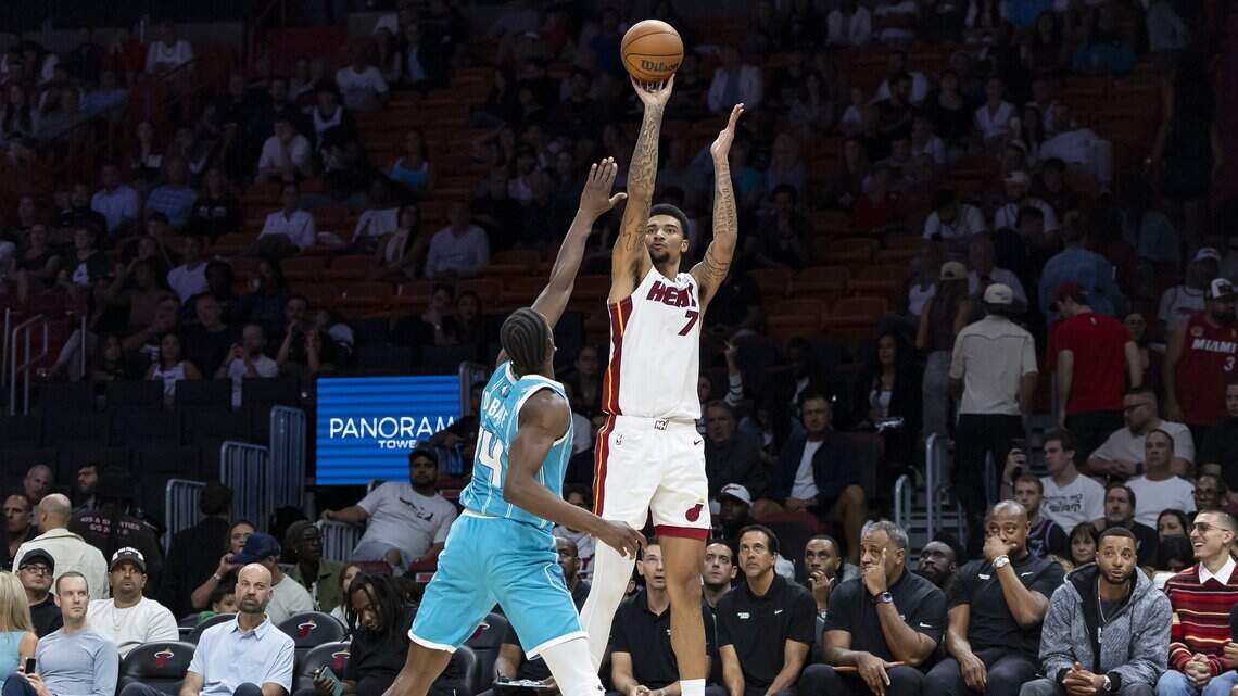 Una bestia en el rebote y certero en los triples. Un joven gigante del Heat llama la atención en la NBA