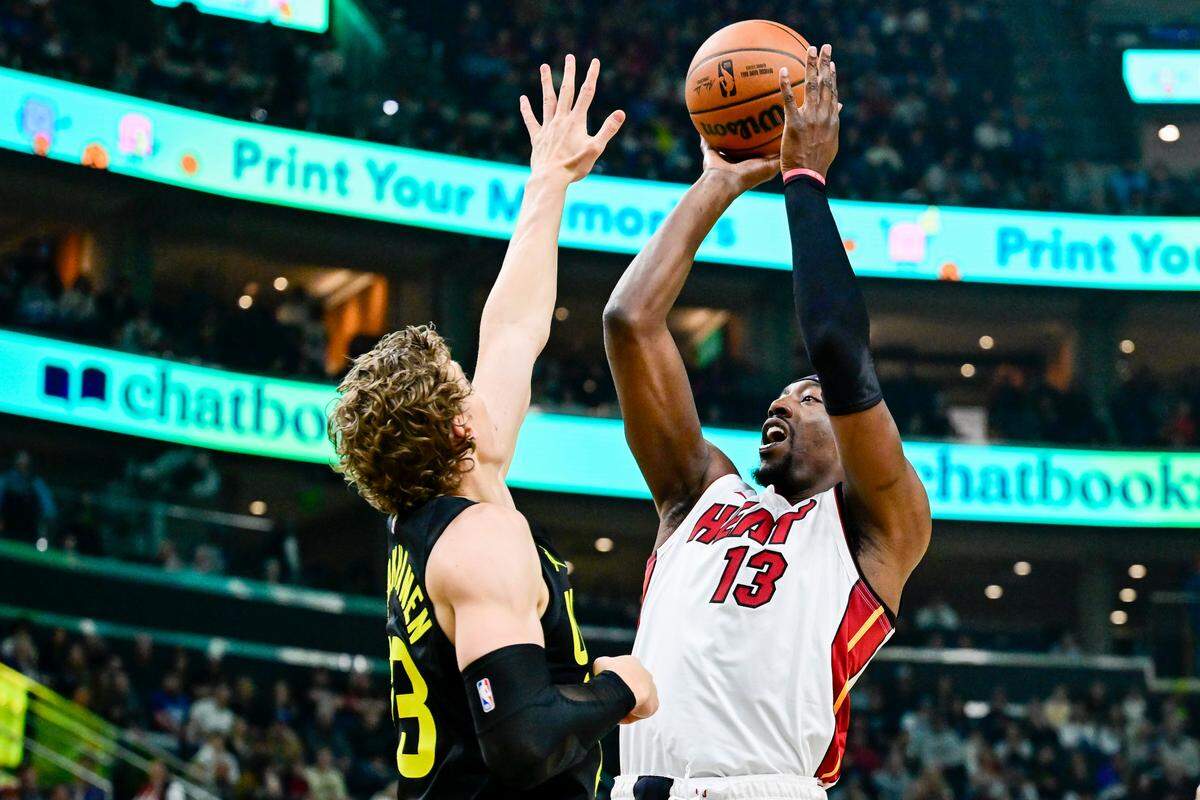 El centro del Heat Bam Adebayo tira al aro ante la marca de Lauri Markkanen, del Jazz, en el partido celebrado el 30 de diciembre de 2023 en Utah.
