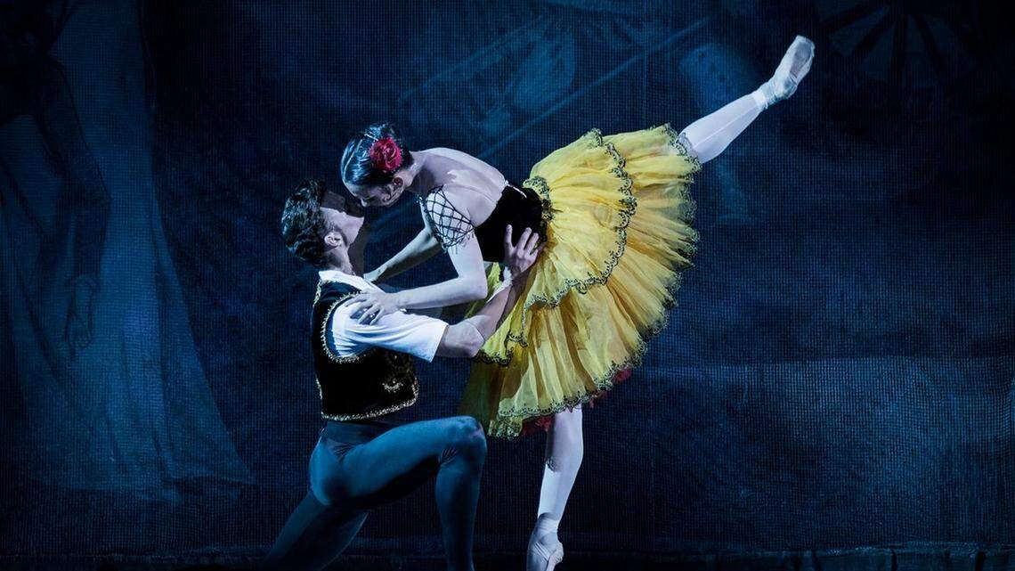 Adiarys Almeida y Taras Domitro en “Don Quijote”, Kremlin Ballet Festival (Moscú, 2017).