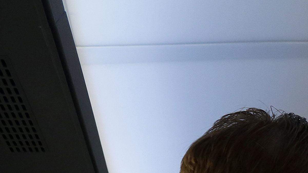 Foto de archivo del 14 de abril del 2015. Pasajeros utilizan sus smartphones durante un viaje en autobús en San Francisco.