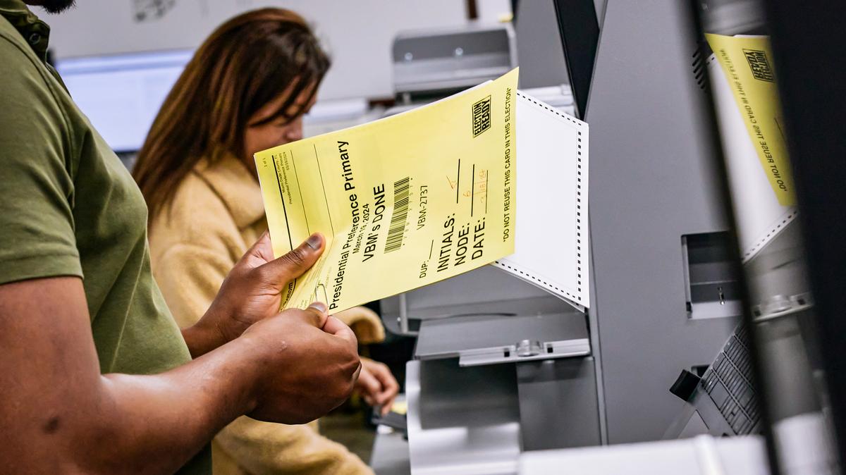 Los trabajadores electorales cuentan las boletas de votación por correo de las primarias de Florida en la Oficina del Supervisor de Elecciones del Condado de Miami-Dade en Miami el martes 19 de marzo de 2024.