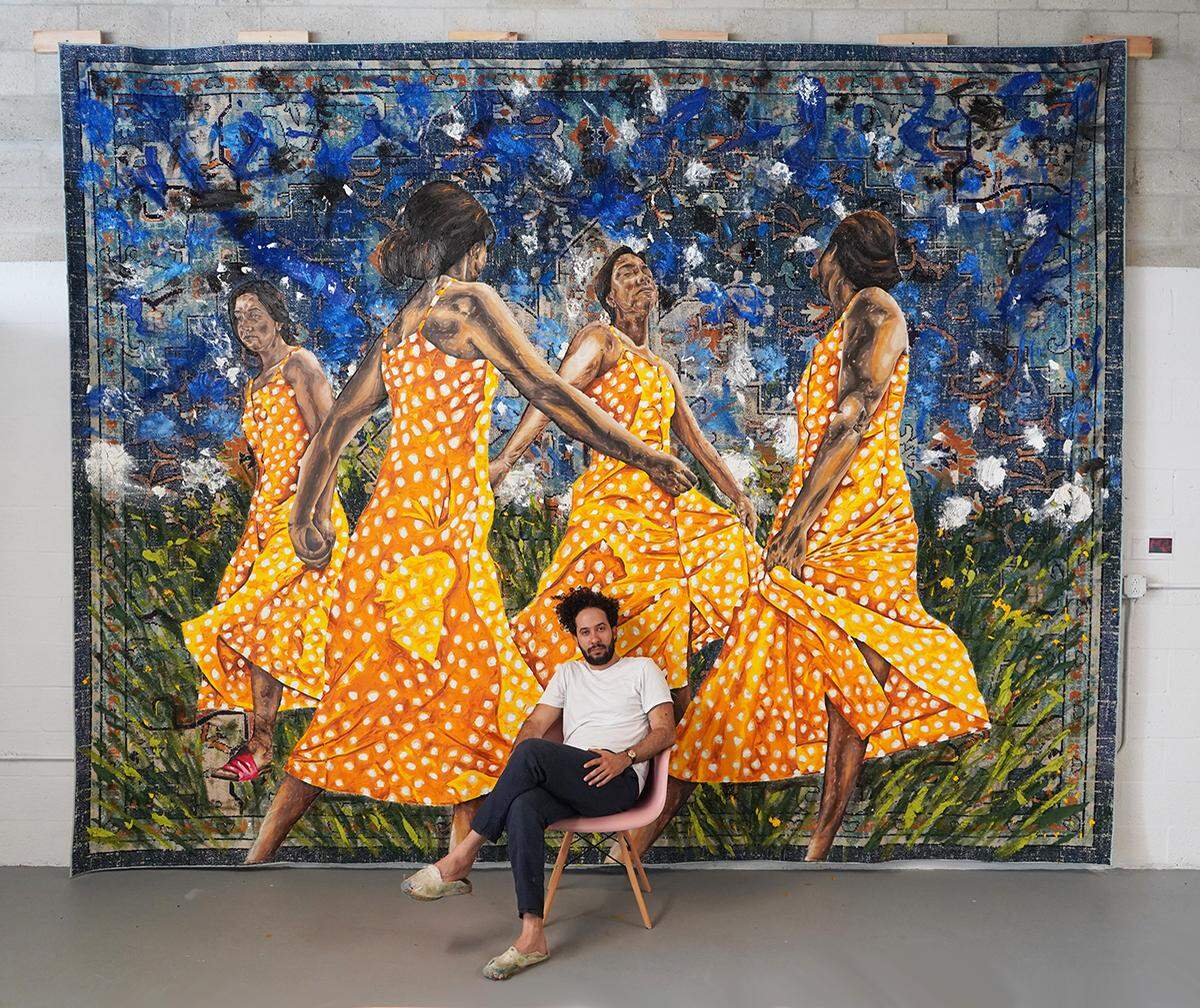 El artista William Osorio frente a la obra ‘La danza de la razón’ (The Dance of Reason), 2023, óleo sobre lienzo cosido a mano sobre una alfombra, 144 x 181 ¼ pulgadas.