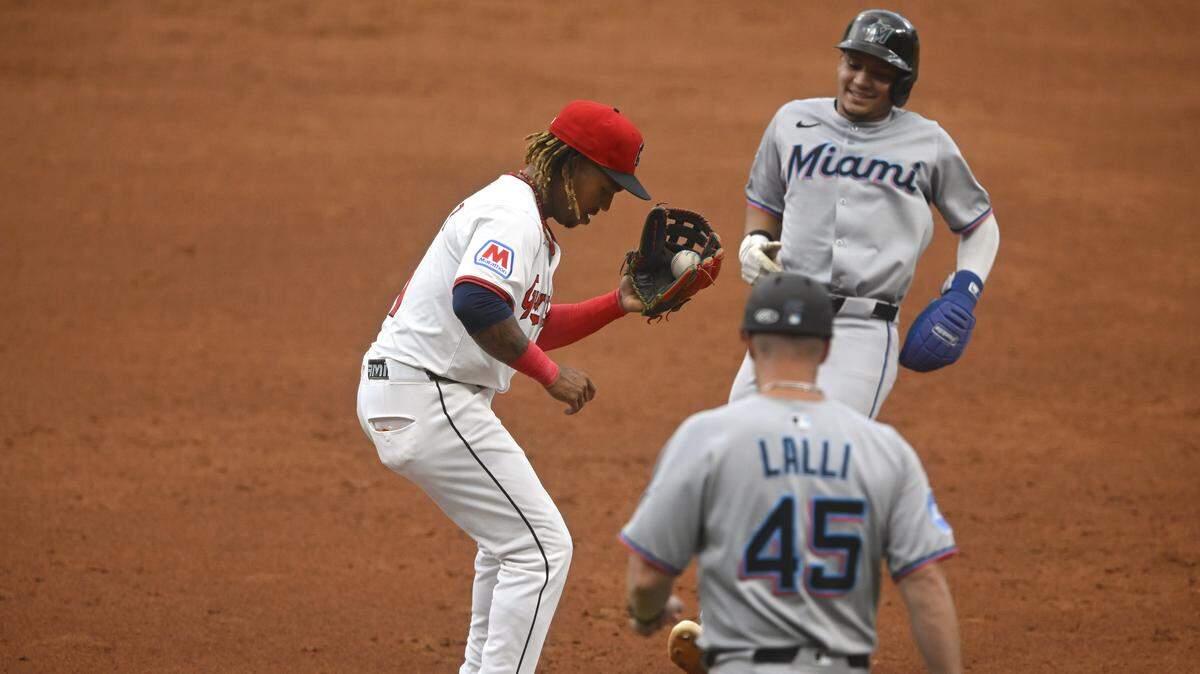 El pelotero de los Marlins de Miami Javier Sanoja es puesto out en tercera base por José Ramírez, en una jugada en el tercer inning del partido ante los Guardianes, celebrado el 12 de agosto de 2025 en Cleveland.