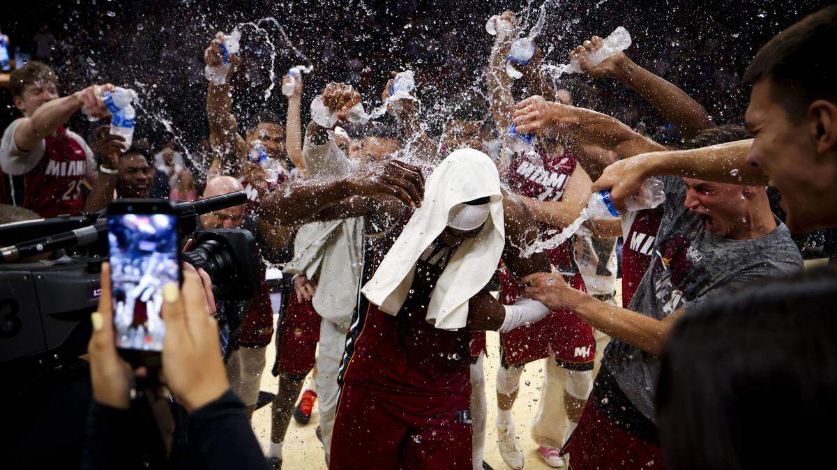 El centro del Heat, Bam Adebayo, celebra con sus compañeros después de anotar 83 puntos contra los Wizards de Washington, la segunda mayor anotación en un partido en la histoia de la NBA, el 10 de marzo de 2026 en el Kaseya Center en Miami. 