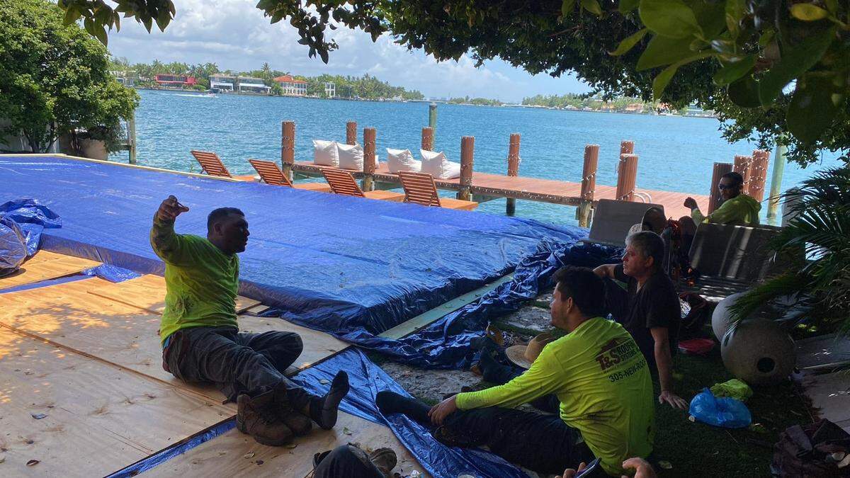  Techeros que trabajaban en una casa en Hibiscus Island presenciaron cómo una barcaza de 18 metros chocó contra un velero de 5 metros el lunes por la mañana en la Bahía Biscayne, frente a Hibiscus Island en Miami Beach.