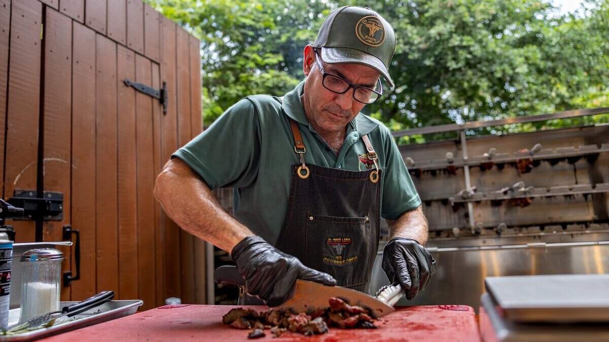 Julio Rodríguez corta carne en el restaurante El Toro Loco Ranch, en la avenida Krome. El Toro Loco Ranch se encuentra dentro del Distrito de Agroturismo de Redland, establecido en 2024.
