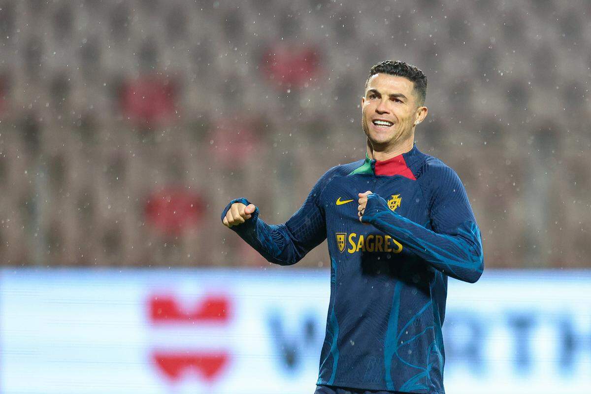 El futbolista Cristiano Ronaldo durante una ronda de calentamiento con el equipo nacional de Portugal, en Zenica, Bosnia y Herzegovina, el 15 de octubre de 2023. 
