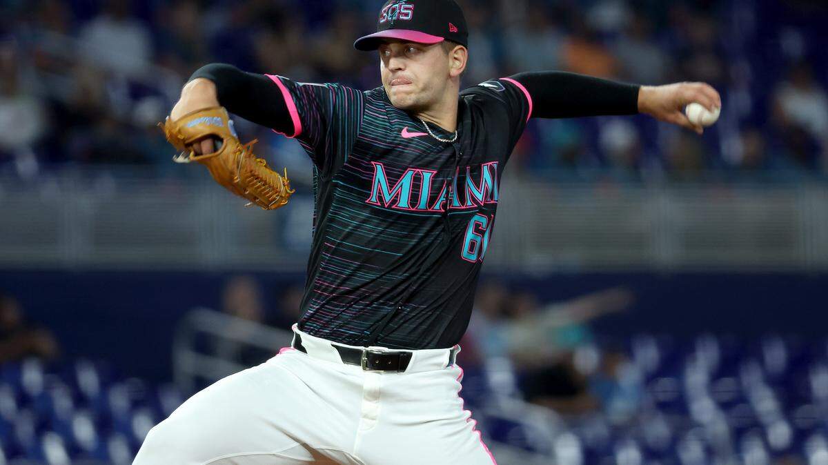 Robby Snelling #61 de los Miami Marlins lanza en su debut en las Grandes Ligas de Béisbol durante la primera entrada contra los Washington Nationals en el loanDepot park, el 8 de mayo de 2026 en Miami, Florida.