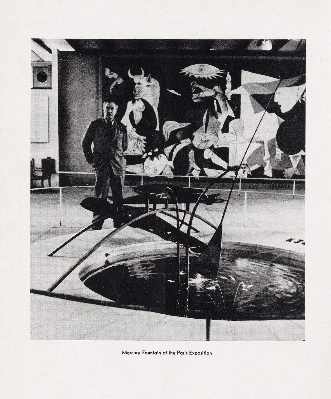 Calder, fotografiado en 1937 con su escultura “Fuente de Mercurio” y el “Guernica” de Pablo Picasso.