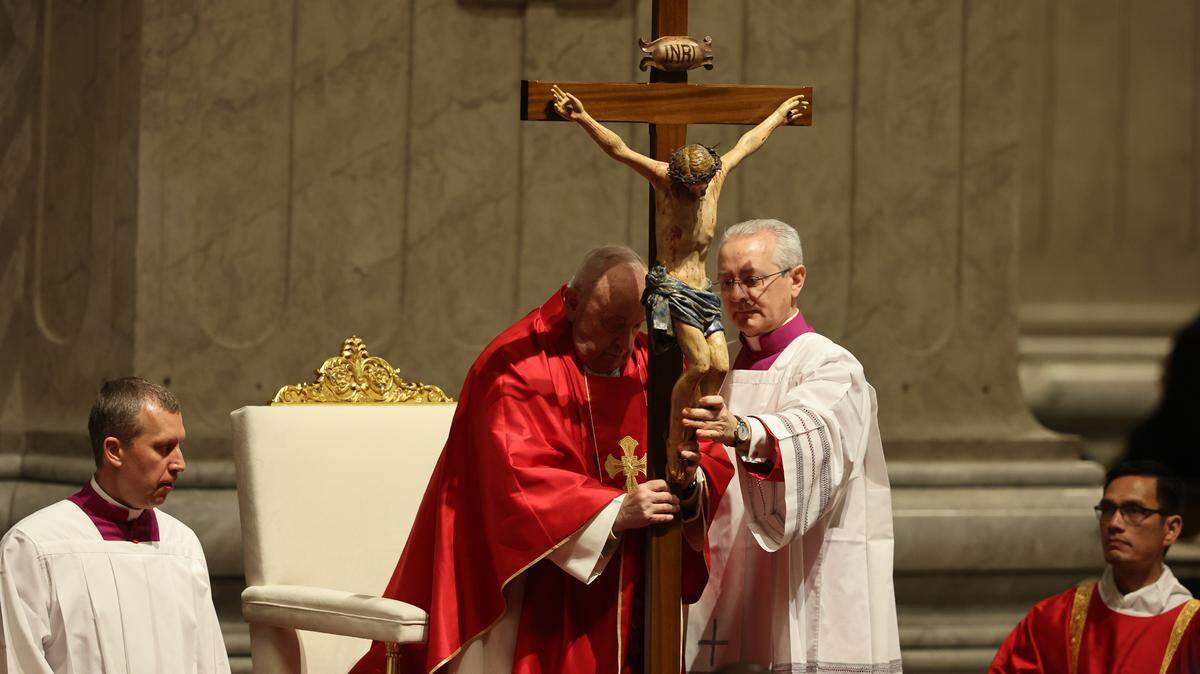 El papa Francisco presidió en silencio este Viernes Santo el rito por la Pasión de Cristo en la basílica de San Pedro, una ceremonia en la que se evocó el dolor de la guerra, de la inmigración o de la violencia contra las mujeres.