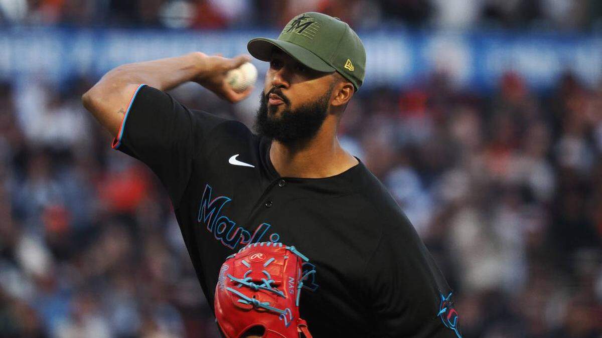 El lanzador abridor de los Marlins de Miami Sandy Alcántara (22) lanza la bola contra los Gigantes de San Francisco durante la segunda entrada en Oracle Park.