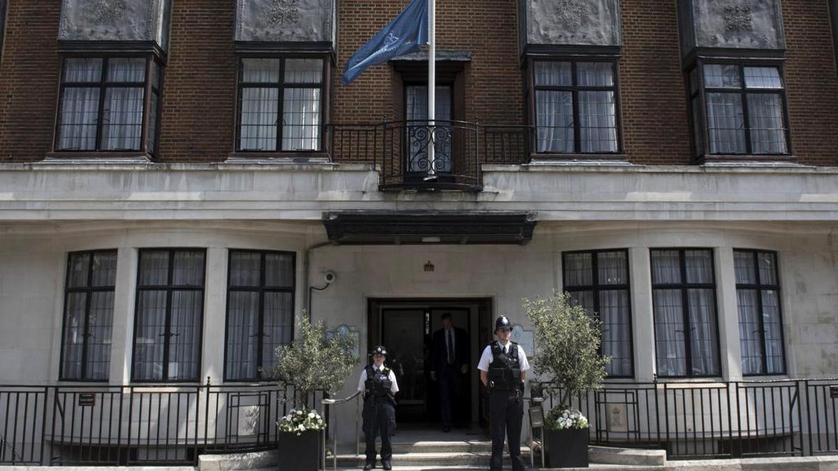 Policías custodian el exterior del hospital King Edward VII, en Londres (Reino Unido), el 21 de junio de 2017, donde el duque de Edimburgo, esposo de la reina Isabel II, fue hospitalizado como "medida de precaución" a causa de una infección derivaba de una afección médica ya existente.