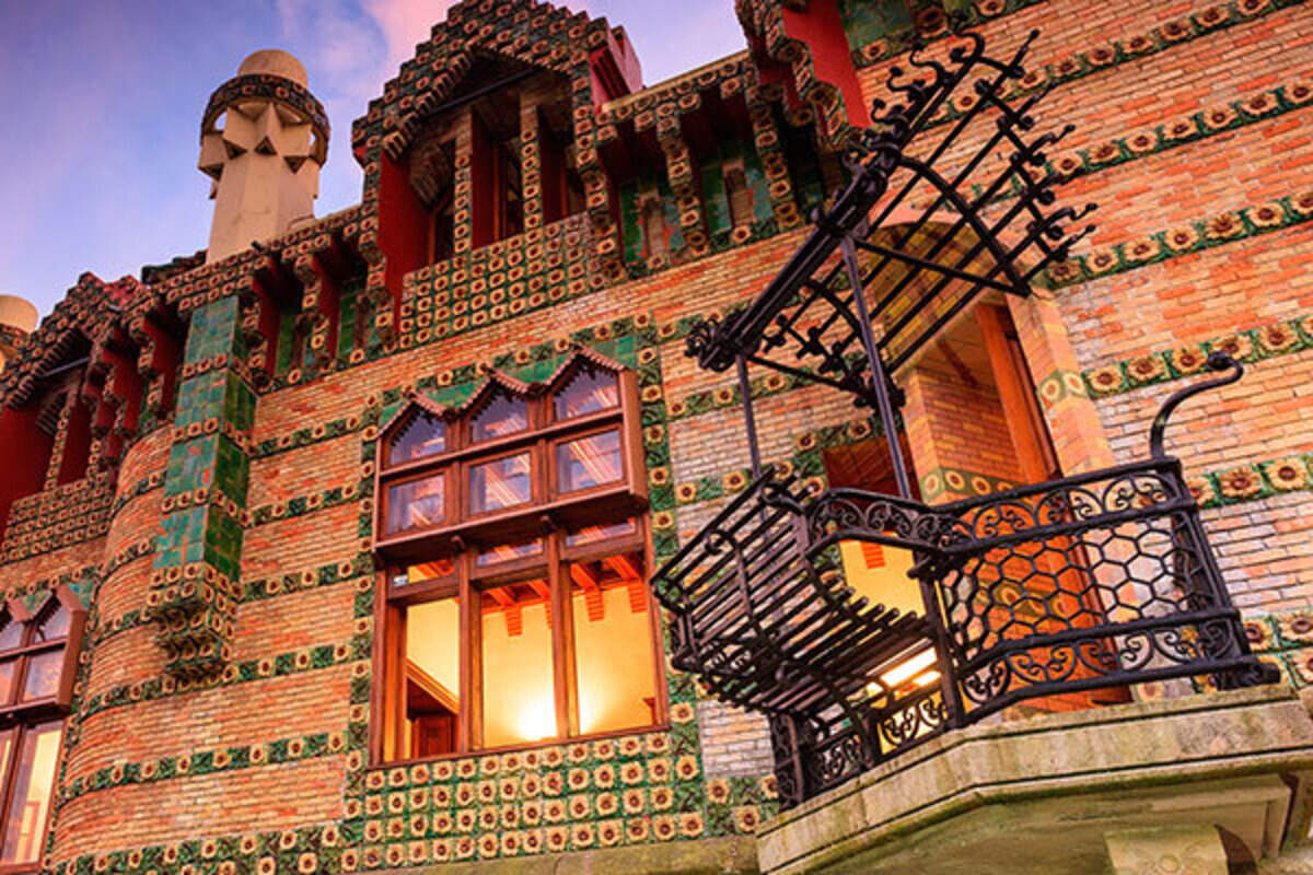 El Capricho fue el escenario donde empezaron a aparecer muchas de las constantes que décadas después alcanzarían su máxima expresión en la Sagrada Familia, su obra más icónica.