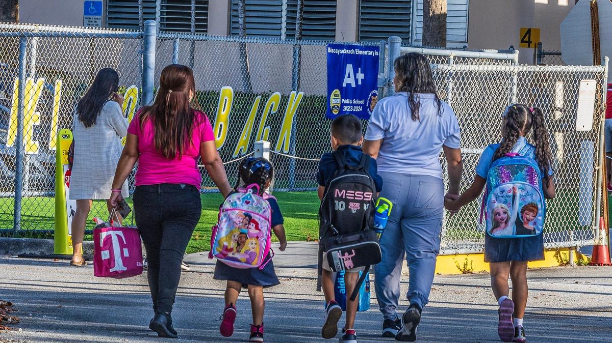 La administración Trump liberará cerca de $400 millones en subvenciones federales prometidas a los distritos escolares de Florida, según informes.