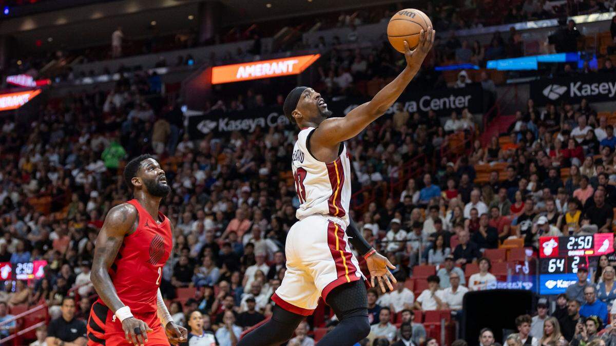 El jugador del Heat Bam Adebayo entra al aro en el partido ante los Trail Blazers de Portland, celebrado el 29 de marzo de 2024 en Miami.