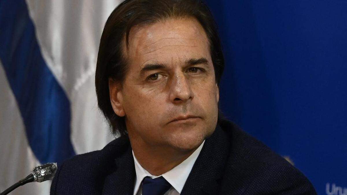 En esta foto de archivo tomada el 22 de octubre de 2020, el presidente de Uruguay, Luis Lacalle Pou, escucha durante una conferencia de prensa en Montevideo, en medio de la pandemia del nuevo coronavirus. 