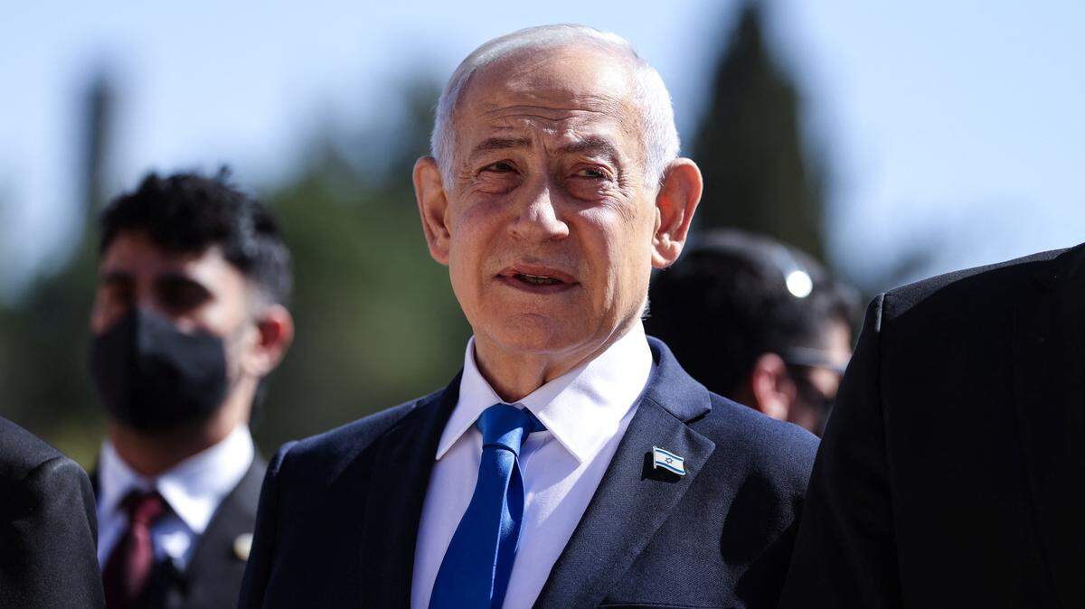 El primer ministro de Israel, Benjamin Netanyahu, asiste a una ceremonia de colocación de ofrendas florales con motivo del Día anual de Conmemoración del Holocausto en el Museo Conmemorativo del Holocausto Yad Vashem, en Jerusalén, el 14 de abril de 2026.