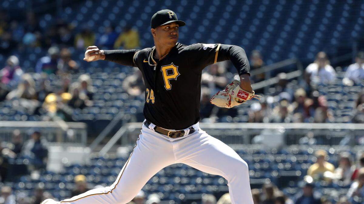 El abridor de los Piratas Johan Oviedo toleró cinco hits — todos sencillos — y recetó cinco ponches en 6 2/3 innings de labor ante los Medias Blancas de Chicago, en el partido celebrado el 9 de abril de 2023 en Pittsburgh.
