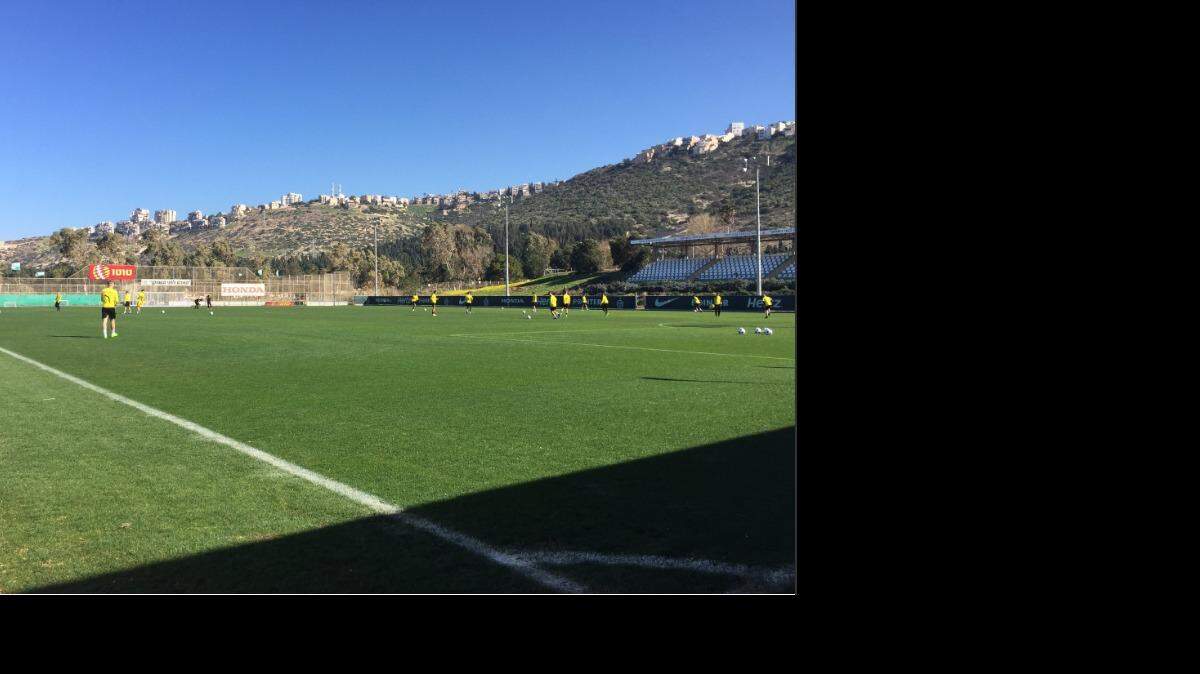 Jugadores del Borusia Dortmund en un práctica. El equipo alemán decidió comprar por 326.900 euros la colina colindante a su campo de entrenamiento, desde la que aficionados y periodistas pueden observar las sesiones a puerta cerrada, según publicó el miércoles el diario Die Welt.