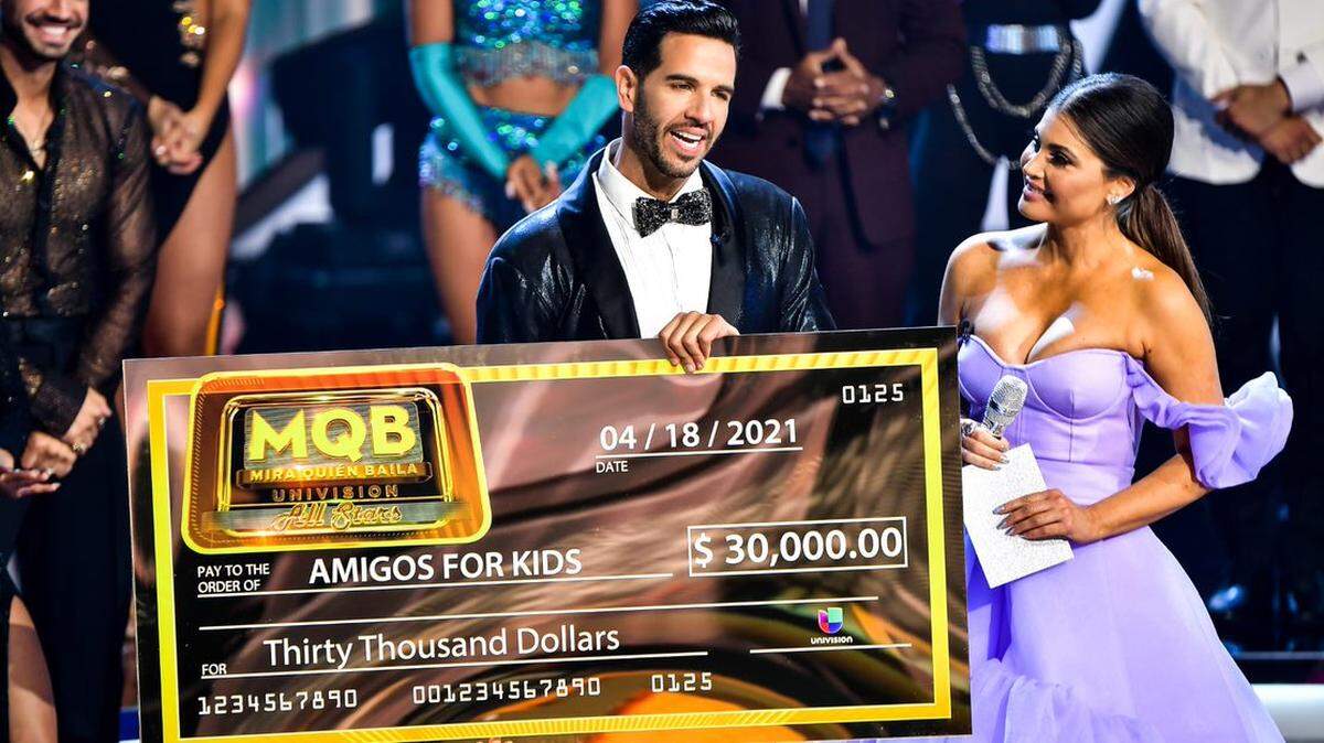 Chef Yisus, ganador de ‘Mira quién baila All Stars’ 2021, junto a la presentadora Chiquinquirá Delgado.
