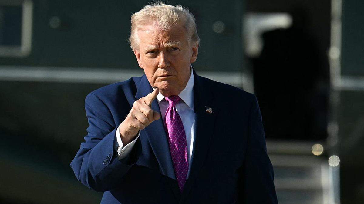 El presidente de Estados Unidos, Donald Trump, en la Base Conjunta Andrews, Maryland, el 10 de abril de 2026. Trump, afirmó este sábado que ya ha comenzado el “proceso de limpieza” de minas en el estrecho de Ormuz, mientras su país e Irán inician negociaciones de paz en Pakistán para poner fin a la guerra.