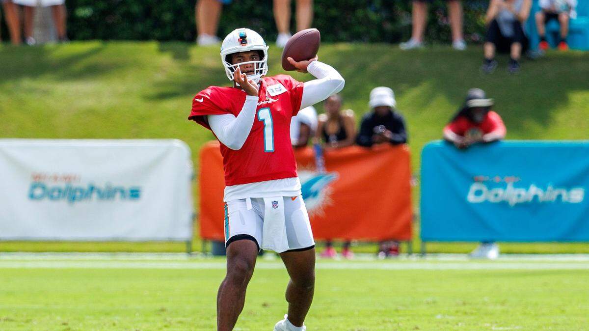 El quarterback de los Dolphins, Tua Tagovailoa, se prepara para pasar durante el campamento de entrenamiento del equipo en el Baptist Health Training Complex en el Hard Rock Stadium, el jueves 3 de agosto de 2023 en Miami Gardens, Florida.
