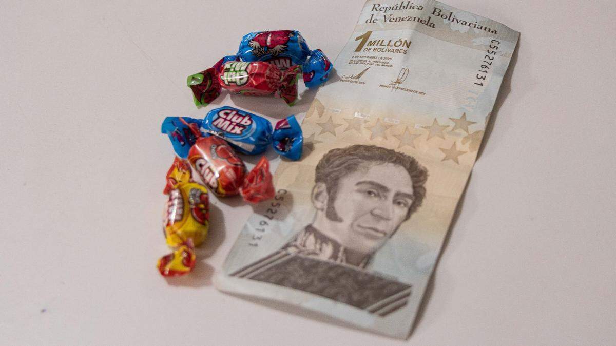 Foto de archivo del 28 de julio de 2024 que muestra un billete de 1 millón de bolívares, la moneda de Venezuela, y los caramelos que se podían comprar con ese dinero. 