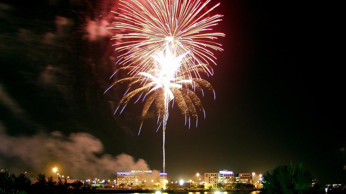 Los fuegos artificiales iluminan el cielo del Bayfront Park en la víspera de Año Nuevo.