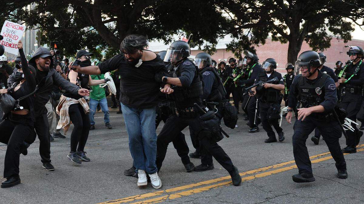 Agentes policiales detienen a un manifestante el lunes, 9 de junio de 2025, en Los Ángeles.