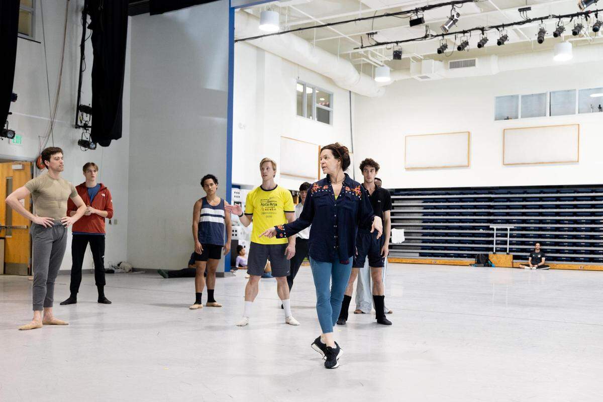 Pam Tanowitz y los bailarines de Miami City Ballet en un ensayo de “Coincident Dances”. 
