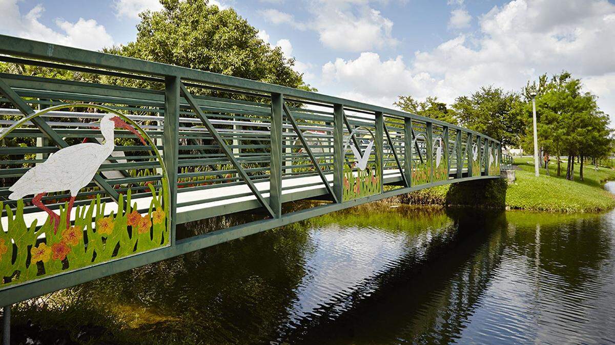 Tamarac cuenta con varios parques vecinales, entre ellos el Waters Edge Park, en la foto de arriba. Además de senderos y un parque acuático, Waters Edge también incluye una exposición gratuita al aire libre con páginas de un libro de cuentos infantiles para niños.