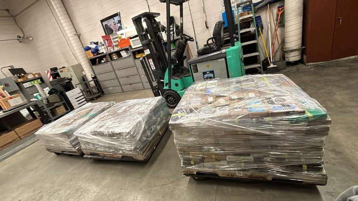 Cajas con bolsas de cocaína incautadas por las autoridades estadounidenses, en un lugar desconocido, cuando se descubrió un túnel de drogas transfronterizo entre Estados Unidos y México, en esta captura de pantalla tomada de un video obtenido por Reuters el 2 de junio de 2026.