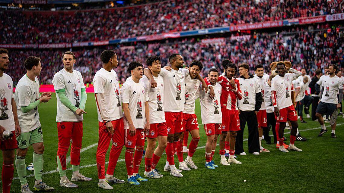 
288
Los jugadores del Bayern Munich celebran tras haberse proclamado campeones de la Bundesliga tras vencer al Stuttgart, el 19 de abril de 2026 en Munich, Alemania. 