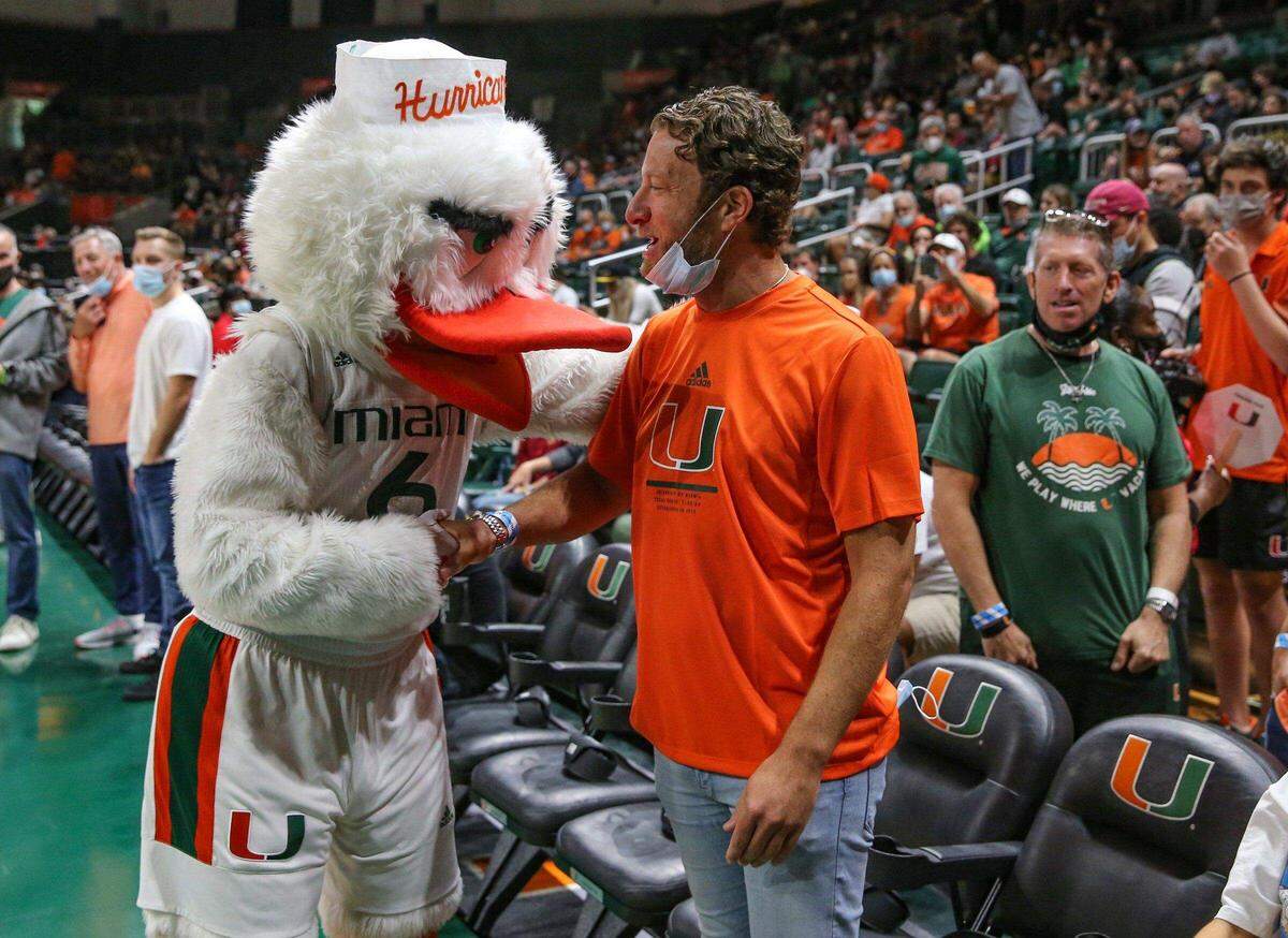 La mascota de los Miami Hurricanes, Ibis, saluda al fundador de Barstool Sports, Dave Portnoy, antes del inicio de un partido de baloncesto contra los Florida State Seminoles en el Watsco Center en Coral Gables en 2022.