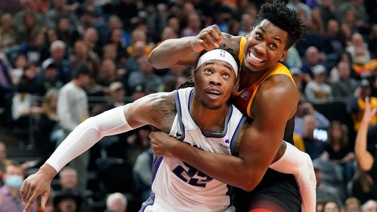 El centro del Jazz de Utah Hassan Whiteside (der.) lucha por un rebote con Richaun Holmes, de los Kings de Sacramento en el partido celebrado el 2 de noviembre de 2021 en Salt Lake City.