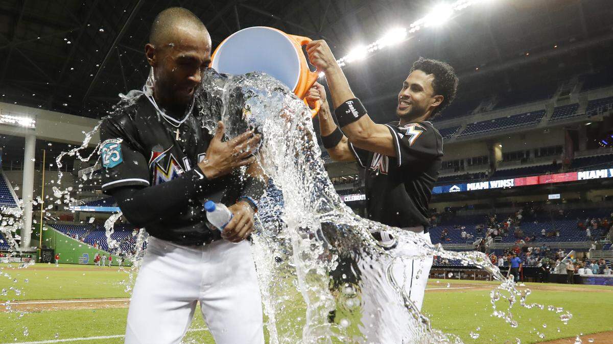 YADIEL RIVERA baña en Gatorade a Isaac Galloway tras decidir el juego para Miami en el 10mo episodio y dejar al campo a los Rojos.