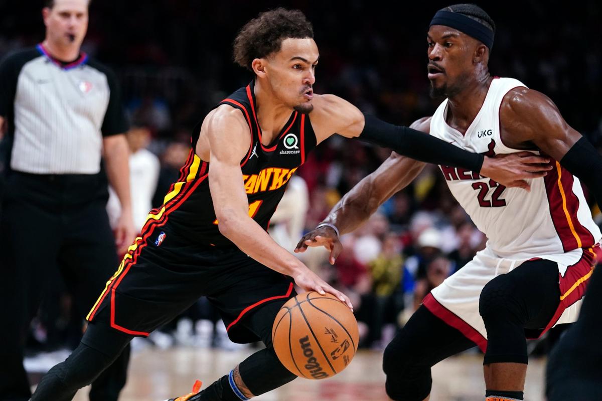 El jugador de los Hawks Trae Young entra al aro ante la marca de Jimmy Butler, del Heat de Miami, en el cuarto partido de la serie de primera ronda de los playoffs, celebrado el 24 de abril de 2022 en Atlanta.