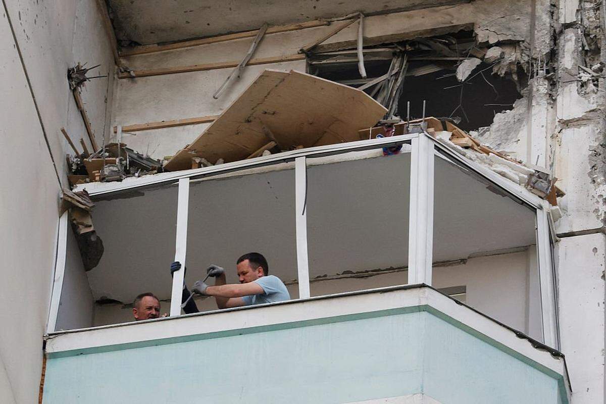 Residentes locales inspeccionan un balcón dañado en un edificio residencial tras un ataque aéreo en Krasnogorsk, región de Moscú, el 17 de mayo de 2026. Una oleada de casi 600 drones ucranianos atacó Rusia durante la noche, causando la muerte de cuatro personas, por su parte, el presidente de Ucrania, Volodímir Zelenski, calificó el ataque masivo como una represalia “totalmente justificada” ante el propio castigo infligido por Moscú a Ucrania.