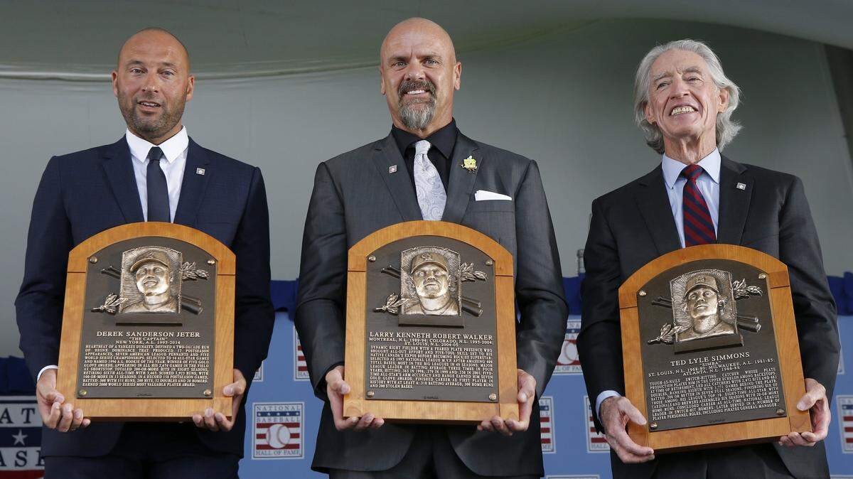 Derek Jeter, Larry Walker y Ted Simmons (de izq. a der.) posan luego de ser exaltados al Salón de la Fama del béisbol, el miércoles 8 de septiembre de 2021 en Cooperstown, Nueva York